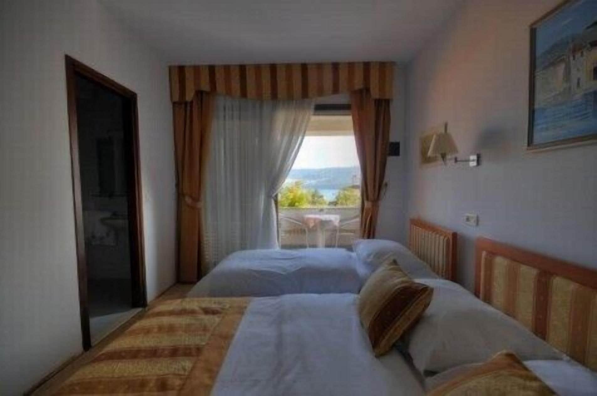 Hotel Trogirski Dvori ภายนอก รูปภาพ