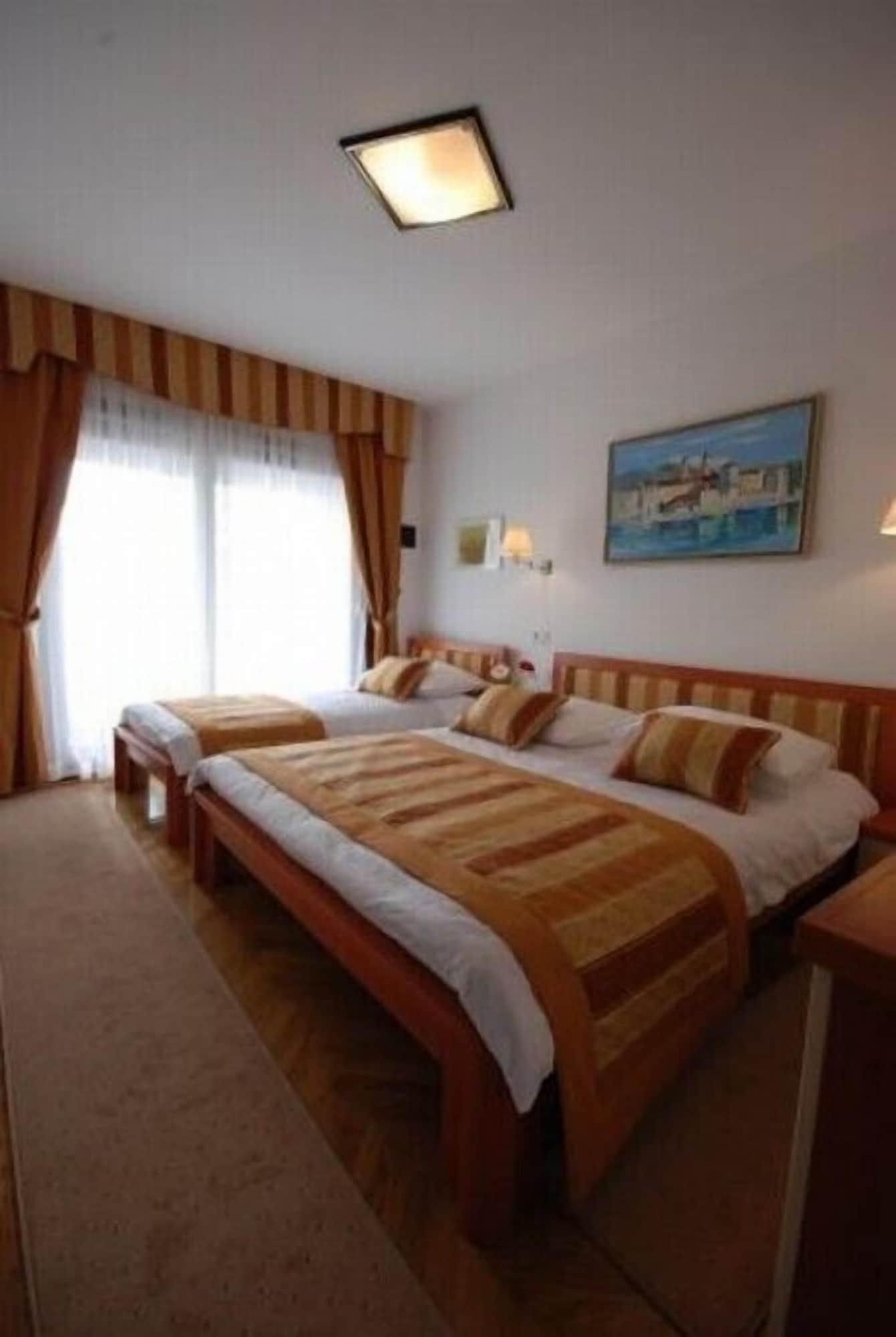 Hotel Trogirski Dvori ภายนอก รูปภาพ