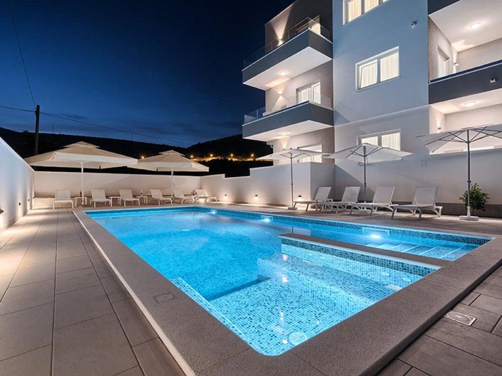 Hotel Trogirski Dvori ภายนอก รูปภาพ