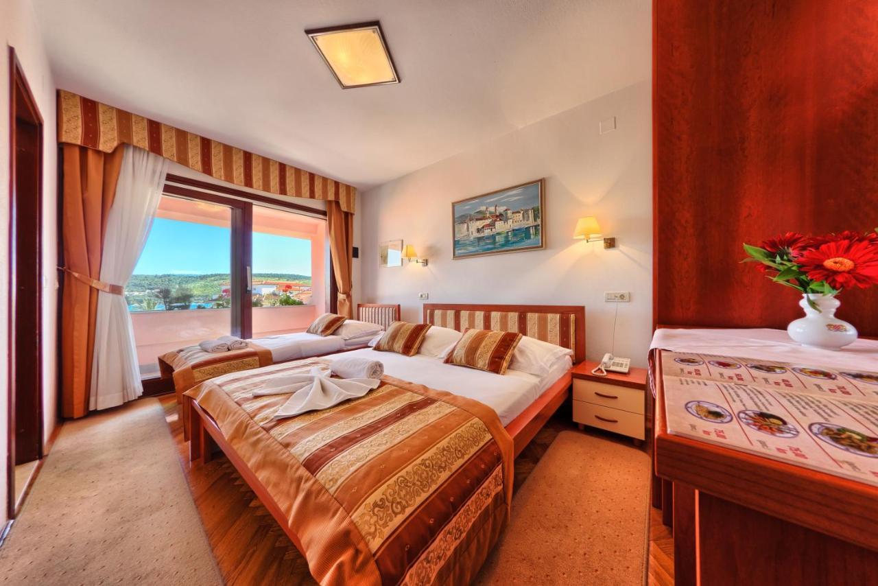Hotel Trogirski Dvori ภายนอก รูปภาพ